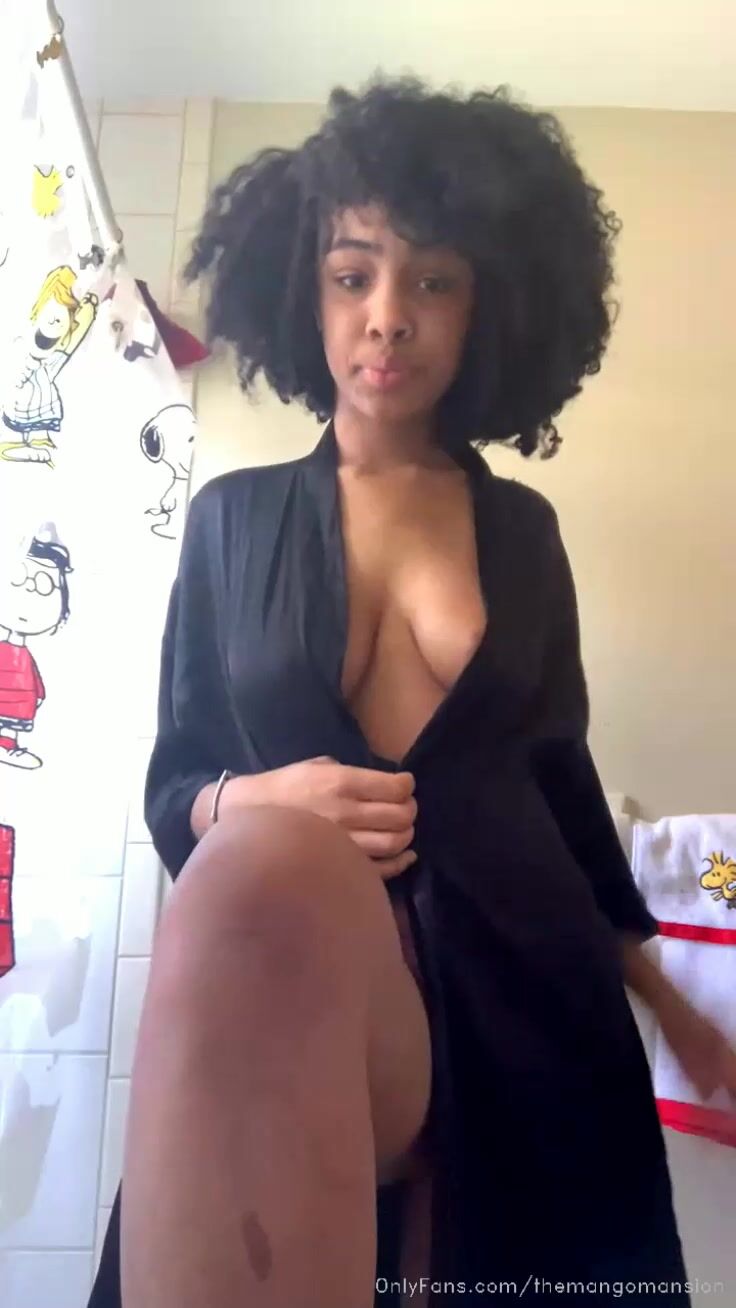 MsSqueezeMe Shakes Booty With Bouncing Boobs