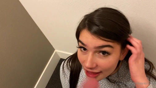 Mayasnaked Blowjob In The Hotel Hallway