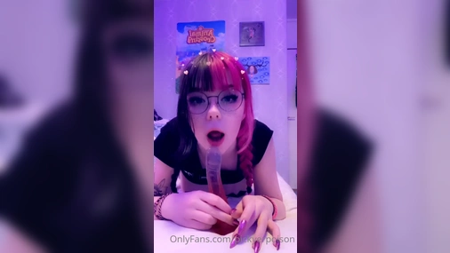 Swedish Pickyerpoison dildo blowjob Part 1
