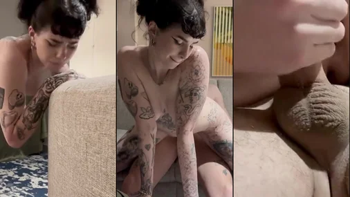 Emily Oram Lutscht und reitet einen weißen Schwanz auf der Couch