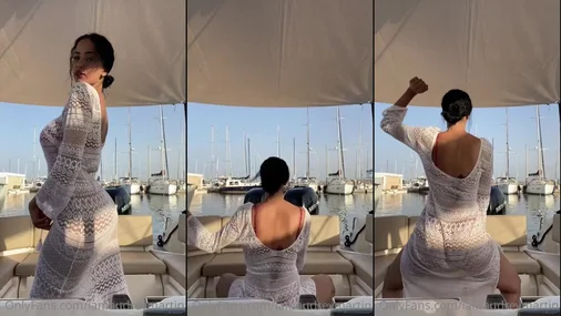 Kingharol Mit einem dicken Hintern auf einem Boot twerken