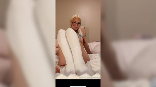 Bellababy8 playing with dildo