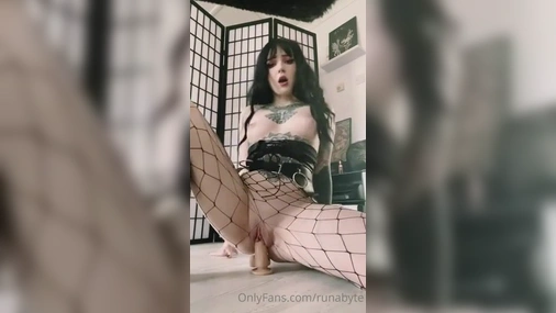 Runabyte Riding Dildo And Toying Pussy Fast