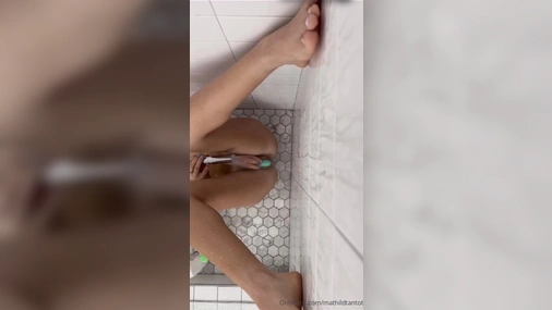 Mathilde Tantôt Inserts a finger, dildo and masturbates