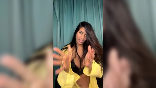 Poonam Pandey Stripping Naked And Masturbating on Livestream