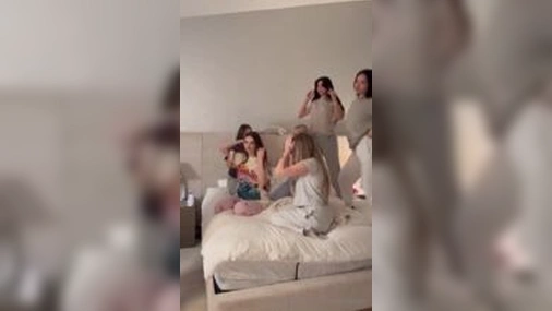Sophieraiin And Julia Filippo BOP House Livestream