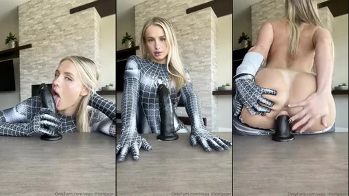 Vega Thompson Einen schwarzen Dildo lutschen und reiten im Spiderwoman-Cosplay
