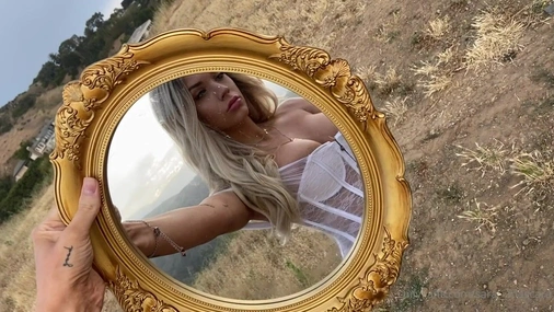 Sara Mascara In Corset