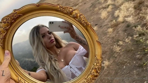 Sara Mascara In Corset