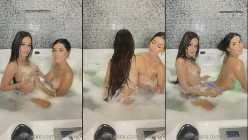 Johana Orozco Lesbisches Spiel im Wasser