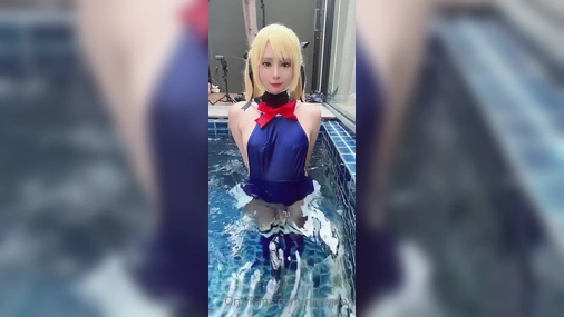 Meenfox Shows Tits In The Pool