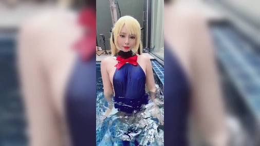 Meenfox Shows Tits In The Pool