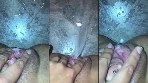 Svensk tøs med piercing i fitta onanerer