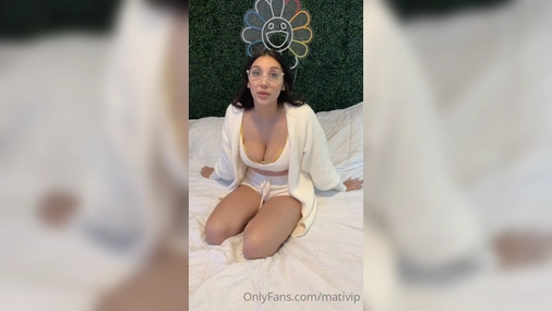 Zara Jordan Strips And Gets Kinky With Bouncing Tits