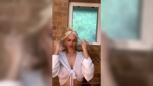 Lindsey Pelas Showering Naked on Livestream