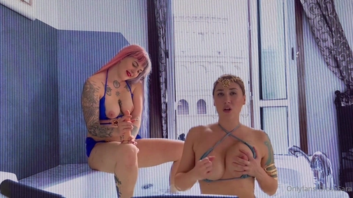 Finnish DiosaSara Dildo with Friend In Jacuzzi