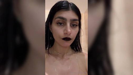 Mia Khalifa Naked And Chatting on Livestream