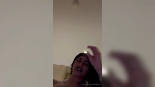 Mia Khalifa Naked And Chatting on Livestream