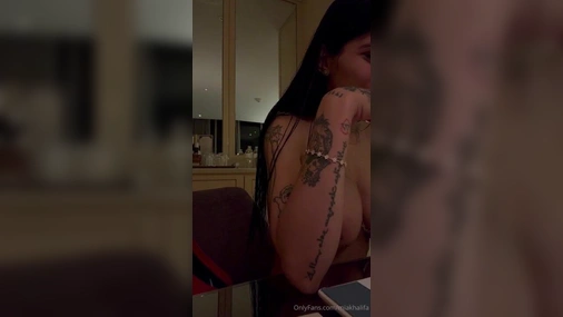 Mia Khalifa Naked And Chatting on Livestream