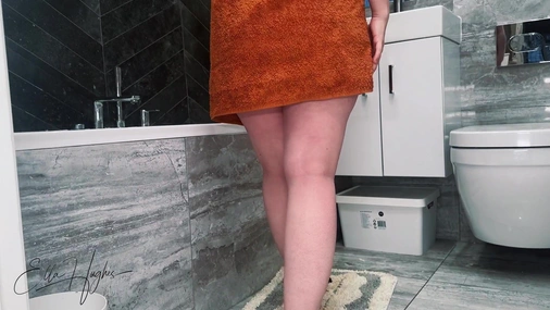 Ella Hughes -- Masturbating Pussy in Bathtub