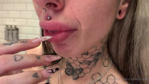 Cruellamorgan Sucks Fingers Close Up