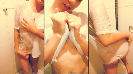 Nath Bisterco Verspieltes Neckenspiel mit nassem Shirt unter der Dusche