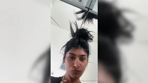 Mia Khalifa - Talking And Undressing Nude on Livestream