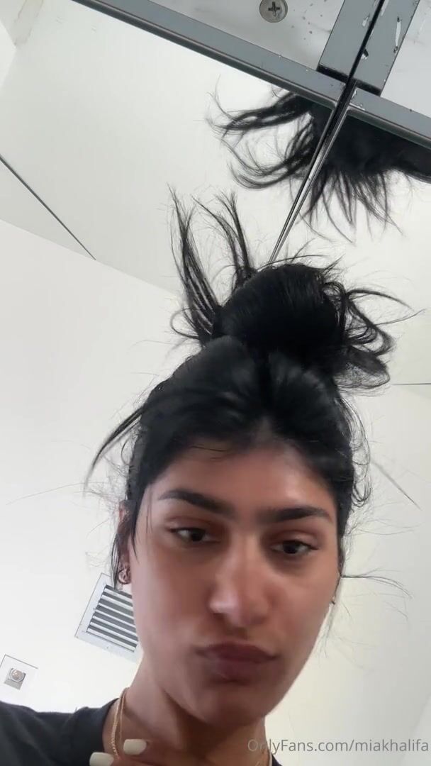 Mia Khalifa - Talking And Undressing Nude on Livestream