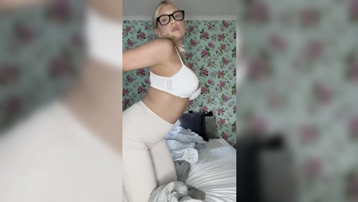 Alva Lagerström - Ripping apart her pants