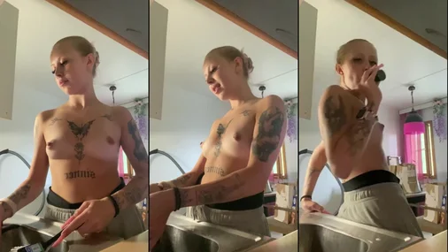 Finnische Jade-Babe nackt in der Küche beim Abwasch