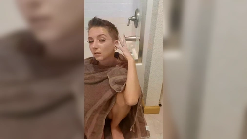 Macy Meadows - Streaming Naked in bathtub
