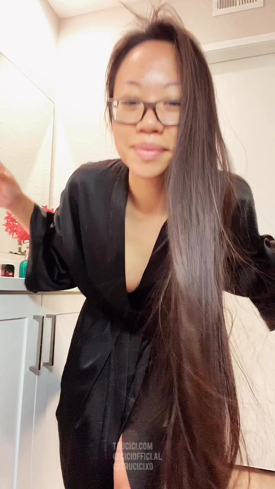 Trucici Striptease And Booty Shake