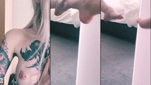 Tysk pige med tatoveringer viser fisse i spejlet og onanerer