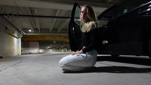 blond tjej suger BBC i garage