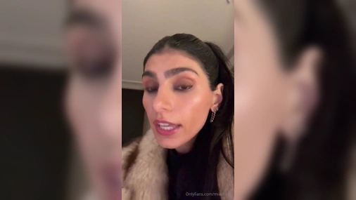Mia Khalifa Teasing Nude Body on Vacation Livestream