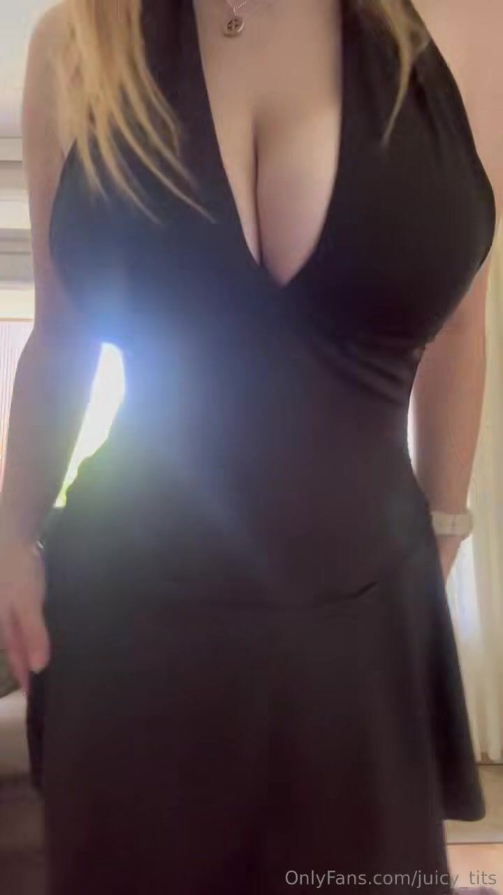 Finnish Ella Blomqvist / juicy_tits showing off her big tits