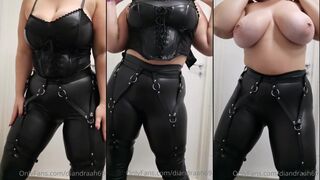 Die Finnin Didi / diandraah69 neckt und spielt mit ihren riesigen Brüsten