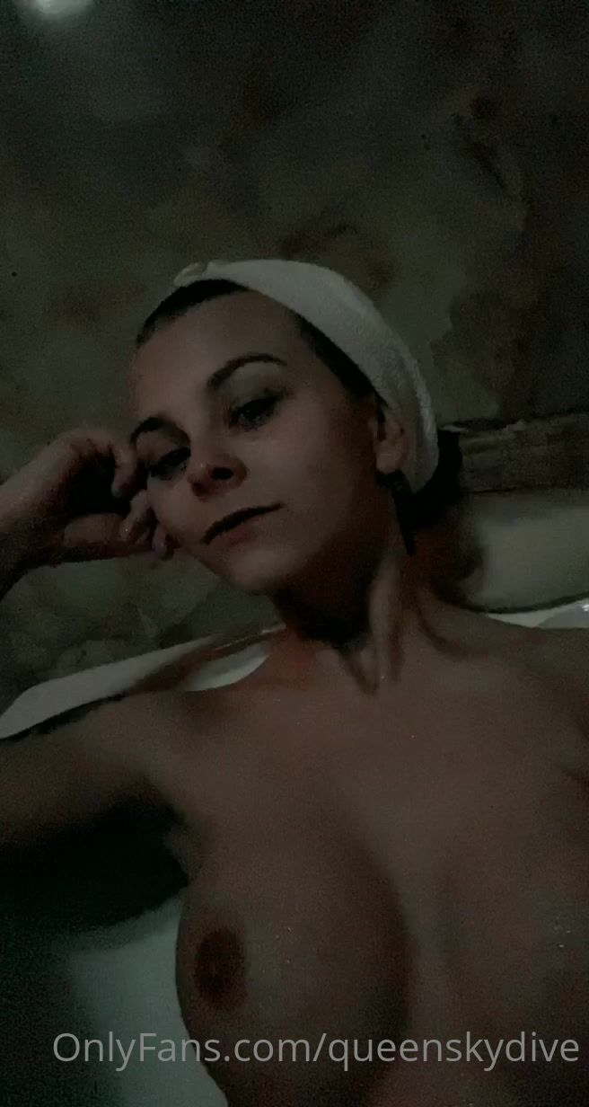 Norwegian Rasta Babe QueenSkyDive Hot Naked Pussy Bath