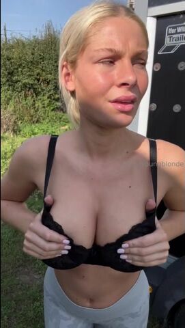 Molly Mercedes Dildo Bate In Horse Trailer