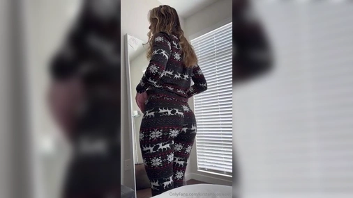 Kirstentoosweet Stripping Naked And Flaunts Tight Pussy in Perfect View