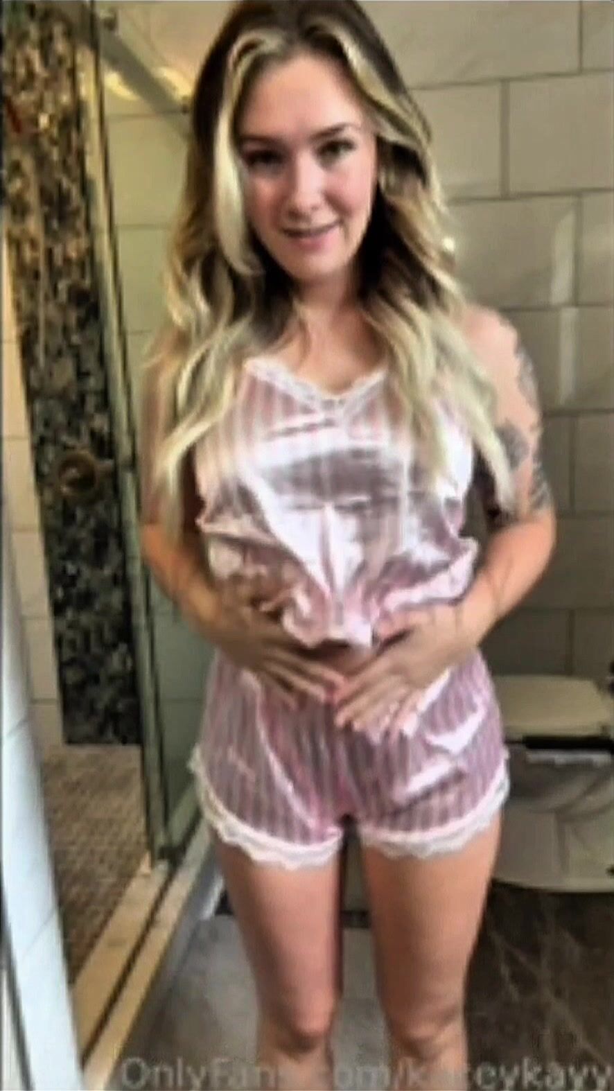 KaceyKayy Shower Time Solo Fuck Session