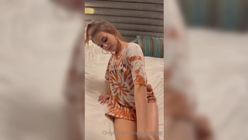 Shawooop Masturbates With Small Sex Toy
