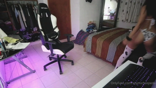Gamer Chick SoyMichZepeda With Mirror Play
