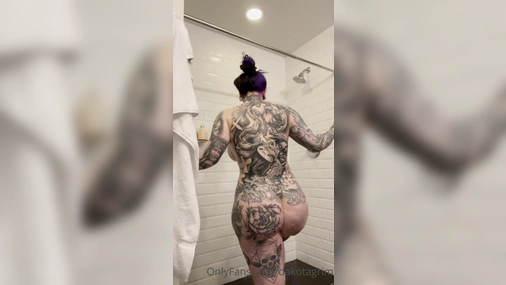 Dakotagrim In The Shower