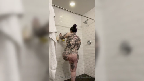 Dakotagrim In The Shower