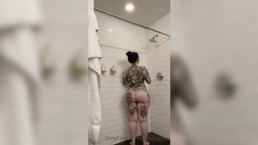 Dakotagrim In The Shower