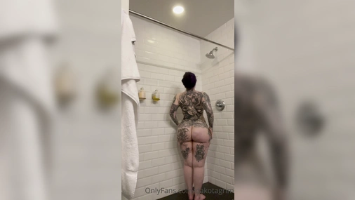 Dakotagrim In The Shower