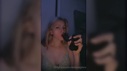 Streamer MSFIIIRE Deepthroating Big Black Dildo