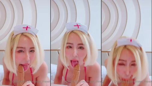 Mewnii638 Dildo-Blowjob im Kostüm