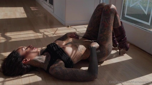 Swedish Thecleopetra Tease On The Floor